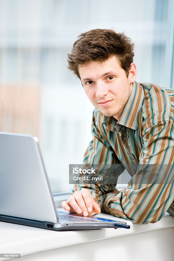 사업가 및 노트북 컴퓨터 - 로열티 프리 20-29세 스톡 사진