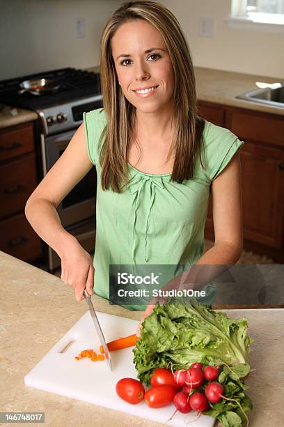 La Cocina Chica Foto de stock y más banco de imágenes de Adulto - Adulto, Alegre, Alimento