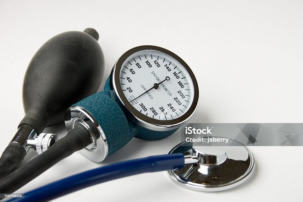 BP monitor con lampadina e stethescope - Foto stock royalty-free di Stetoscopio