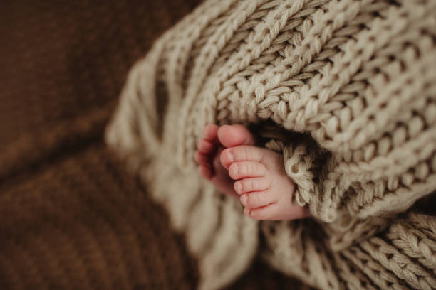 istock Baby toes in a blanket 1467493134