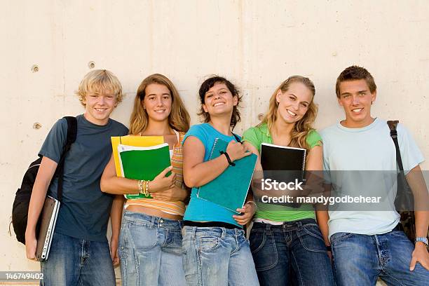 Группа Счастливый Улыбающийся Подростковой Студентов — стоковые фотографии и другие картинки Здание старшей школы