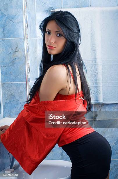Foto de Preto E Vermelho e mais fotos de stock de Adulto - Adulto, Banheiro - Estrutura construída, Banheiro doméstico