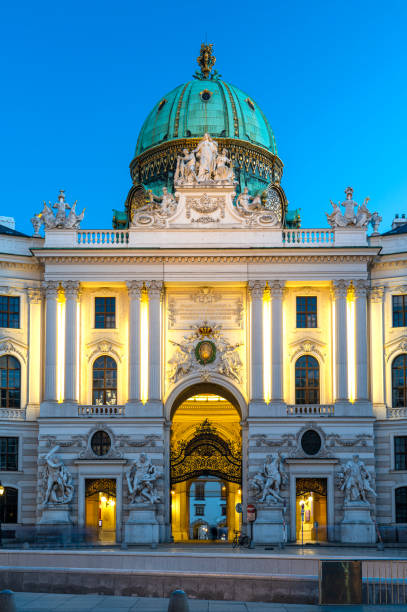 крыло святого михаила в хофбурге в вене, австрия - михайловская площадь стоковые фото и изображения