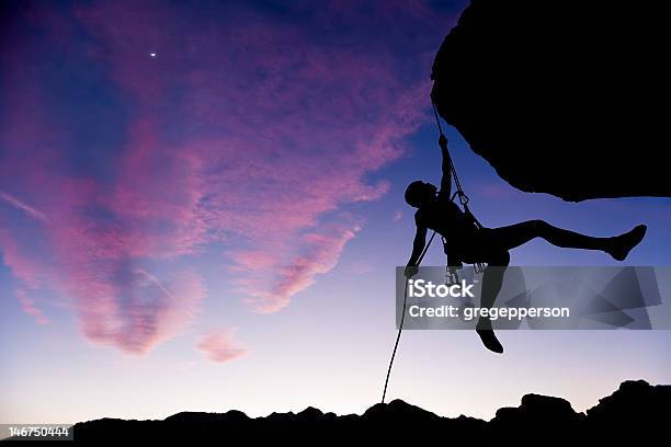 Alpinista Dangling A Partir De Uma Corda - Fotografias de stock e mais imagens de Adversidade - Adversidade, Ao Ar Livre, Atividade Recreativa