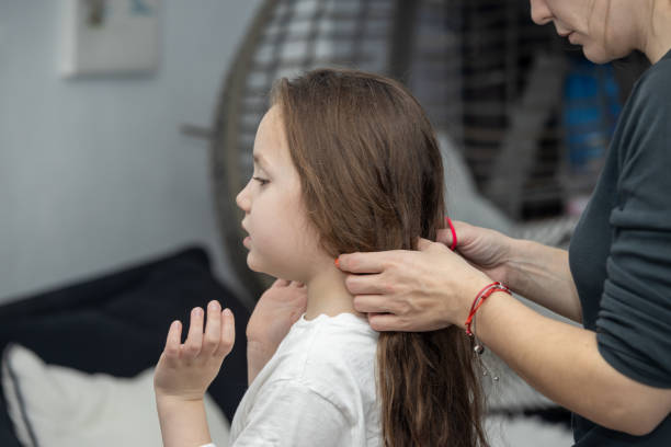 istock mom combs her daughter's hair 1467508236
