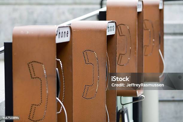 Teléfono De Comunicación Foto de stock y más banco de imágenes de Auricular de teléfono - Auricular de teléfono, Cabina de teléfono, Ciudad