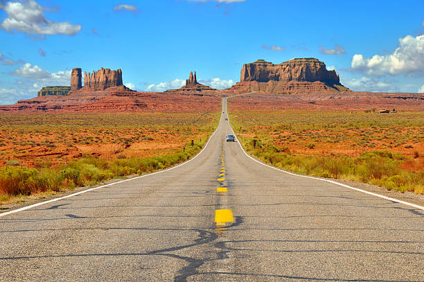 monument valley autostrada - arizona desert landscape monument valley foto e immagini stock