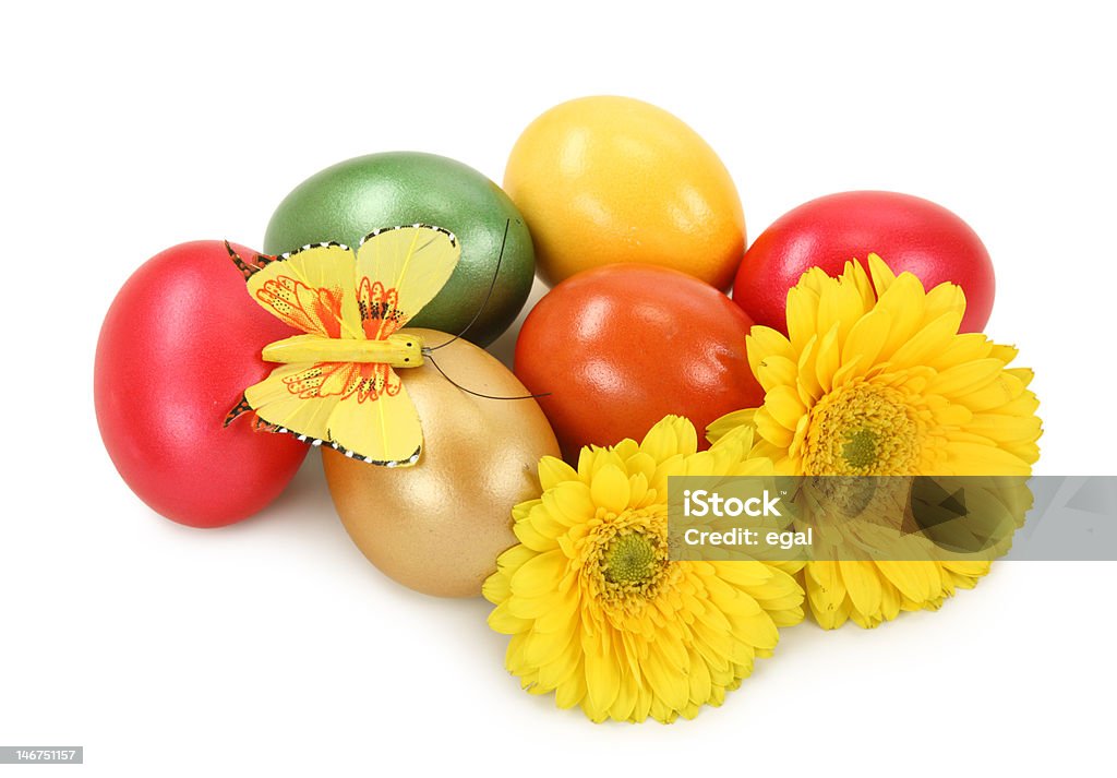 Пасхальные яйца и цветы - Стоковые фото Бабочка роялти-фри