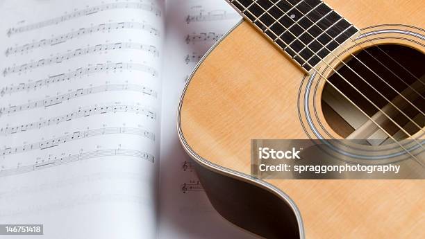Akustische Gitarre Auf Notenblatt Stockfoto und mehr Bilder von Akkord - Akkord, Akustikgitarre, Bildung