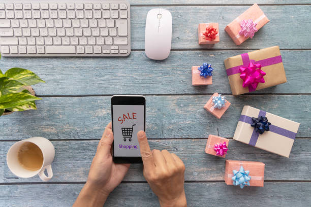 istock Shop for gifts on your smartphone 1467516657