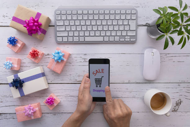 istock Shop for gifts on your smartphone 1467516672