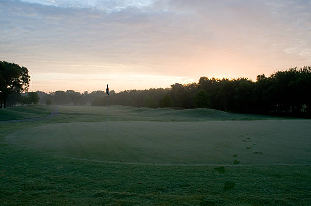 à quelques pas, le brouillard et de la rosée sur un green de golf - golf nobody flag dew photos et images de collection