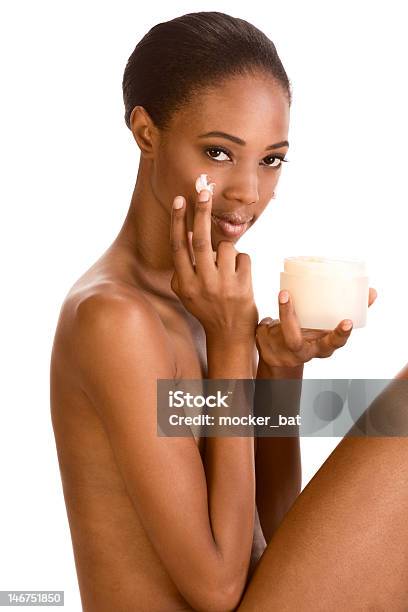 Увлажняющий Крем Skincare Of Naked Афро Американских Женщина — стоковые фотографии и другие картинки 20-24 года