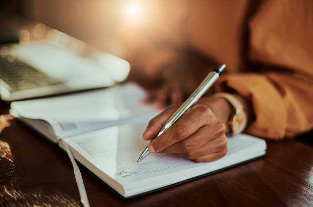 erinnerung, zeitplan und hände schreiben in notizbuch für lernen, bildung und arbeit im home office. studiere, kreativ und frau mit einer agenda, planerin und terminplanung, um sich an einen plan in einem tagebuch zu erinnern - pen color image black book stock-fotos und bilder