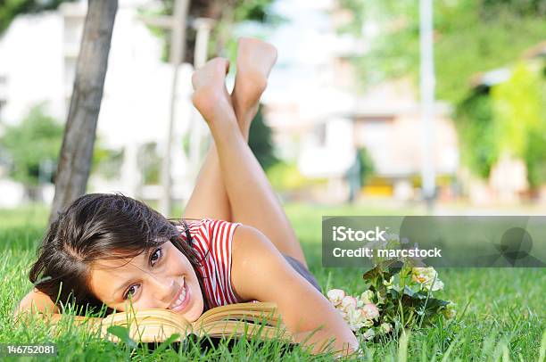 Jovem Mulher No Parque Green - Fotografias de stock e mais imagens de 25-29 Anos - 25-29 Anos, Adulto, Ao Ar Livre