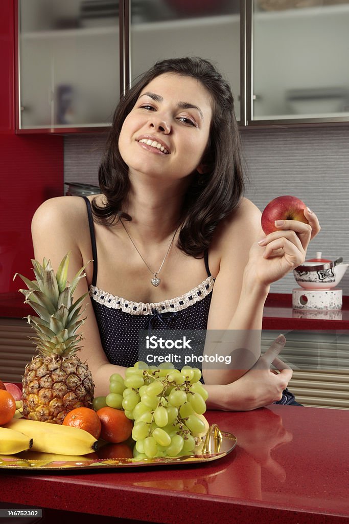 Jeune femme tenant une pomme - Photo de Adolescent libre de droits