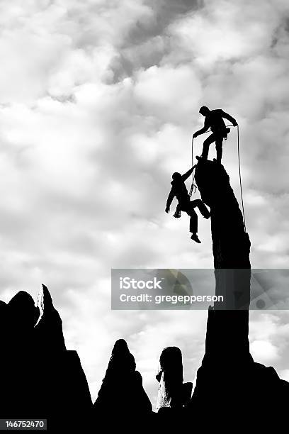 Team Di Scalatori Raggiungendo Il Vertice - Fotografie stock e altre immagini di Ambientazione esterna - Ambientazione esterna, Arrampicata su roccia, Attività ricreativa