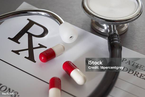 Primer Plano De Rx Receta Y Estetoscopio Foto de stock y más banco de imágenes de Acero inoxidable - Acero inoxidable, Artículo médico, Asistencia sanitaria y medicina