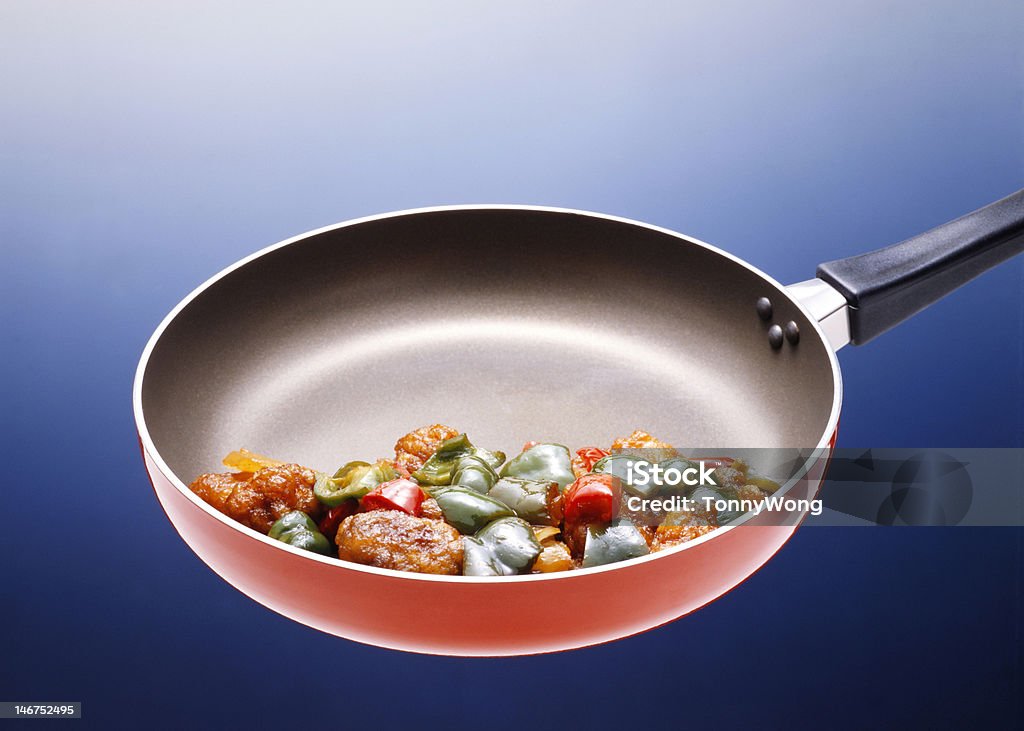 Свинина в кисло-сладком соусе в Frypan - Стоковые фото Изолированный предмет роялти-фри