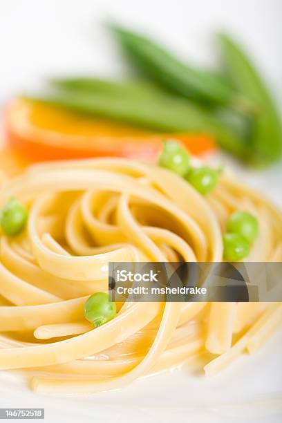 Foto de Massa Com Ervilhas e mais fotos de stock de Almoço - Almoço, Branco, Camarão - Frutos do Mar