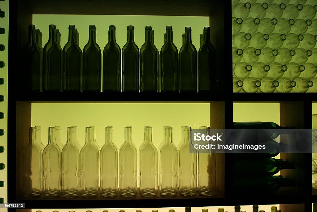 グリーンとホワイトのボトル - アルコール飲料のロイヤリティフリーストックフォト