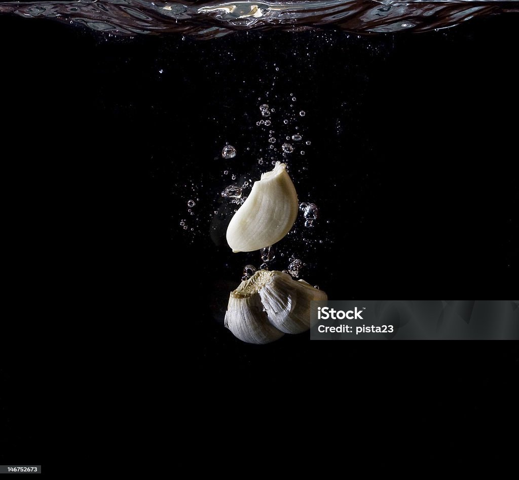 Чеснок в воде - Стоковые фото Абстрактный роялти-фри
