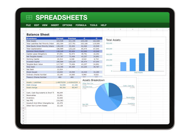 tableta digital con documento de hoja de cálculo de muestra en la pantalla - hoja de cálculo fotografías e imágenes de stock