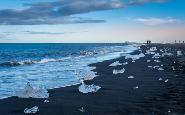 아이슬란드 요쿨살론의 다이아몬드 블랙 비치를 따라 퇴적된 작은 빙산 - black sand beach scenics sand 뉴스 사진 이미지