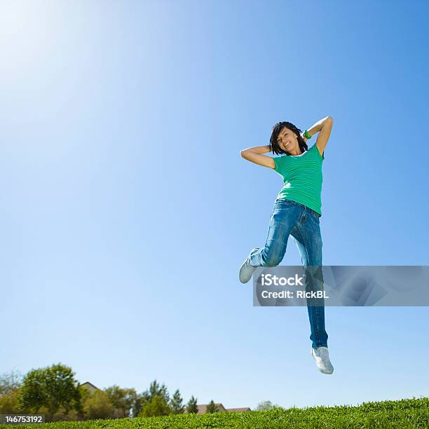 행복함 Teen Jumps 공기 낮은 카메라 각도에 대한 스톡 사진 및 기타 이미지 - 낮은 카메라 각도, 십대, 점프