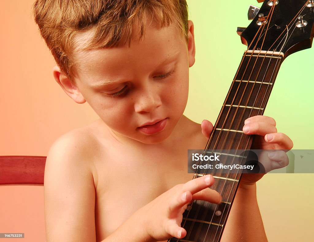 Jeune garçon jouant à la guitare - Photo de Accord - Écriture musicale libre de droits