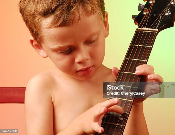 Jovem Rapaz A Tocar Guitarra - Fotografias de stock e mais imagens de Acorde - Acorde, Aprender, Artista