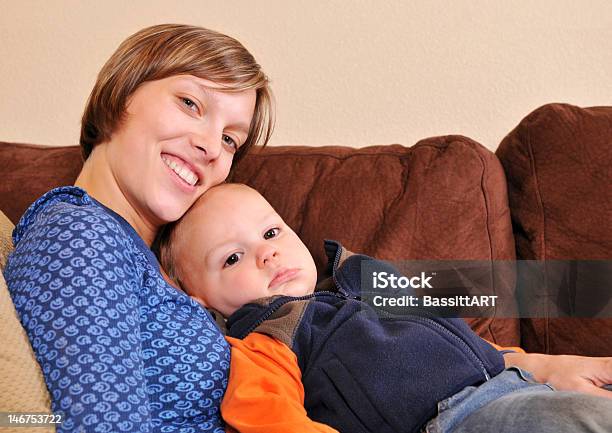 Mãe E Filho - Fotografias de stock e mais imagens de 12-15 Meses - 12-15 Meses, 20-24 Anos, Aconchegante