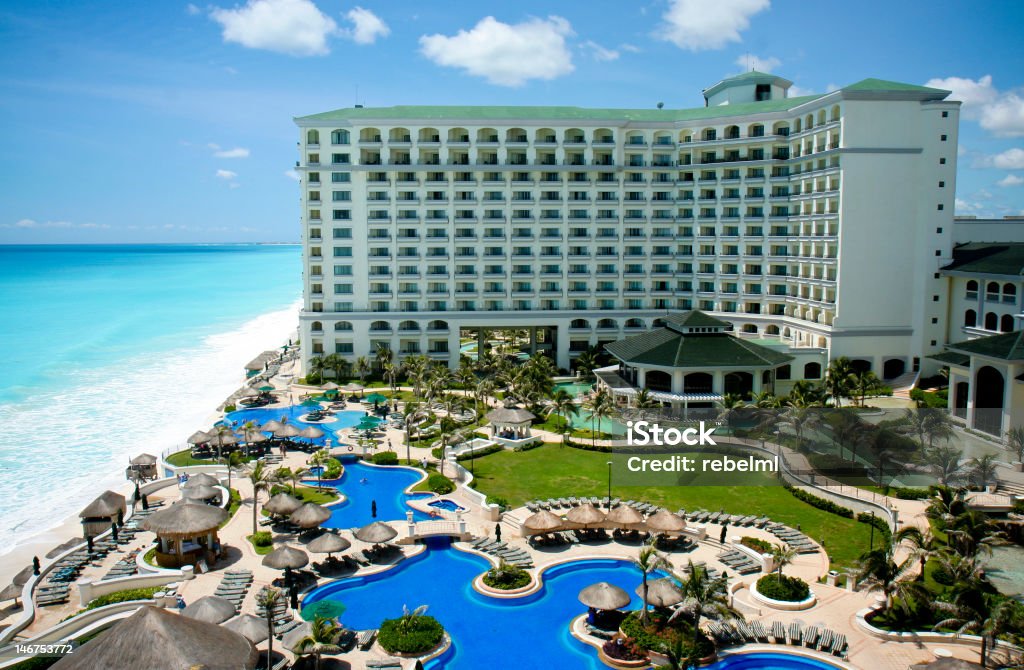 Resort a Cancún mostrato nel giorno dell'aria - Foto stock royalty-free di Albergo