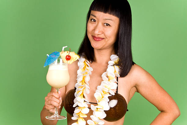 아시아계 여자 쥠 글래스 피나 콜라다 칵테일 - coconut drink cocktail umbrella 뉴스 사진 이미지