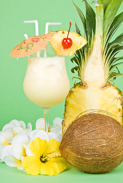 피나 콜라다 칵테일 - coconut drink cocktail umbrella 뉴스 사진 이미지