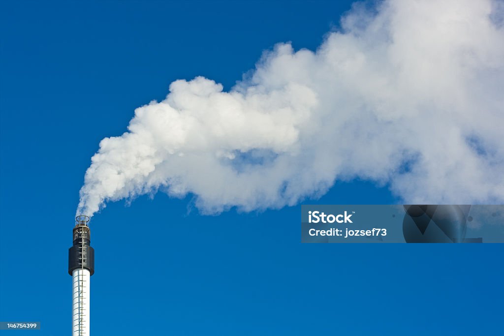 Fumaça contra o céu azul - Foto de stock de Azul royalty-free
