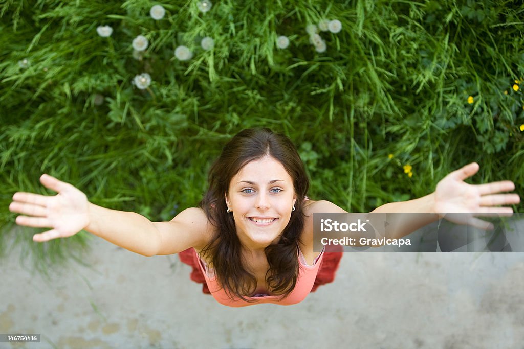 Das glückliche Mädchen steht auf einem grünen Gras - Lizenzfrei Aufregung Stock-Foto