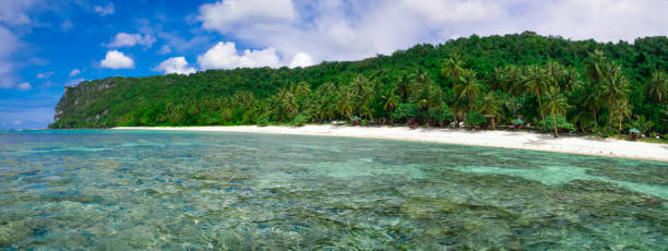 faifai beach mit blick auf two lovers point, auch bekannt als schnorchelpunkt - guam stock-fotos und bilder