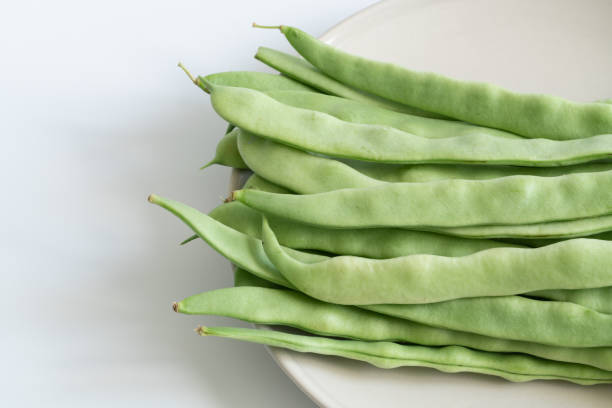 frische grüne bohnen - wax bean stock-fotos und bilder