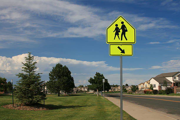 дети - education sign school crossing sign crossing стоковые фото и изображения