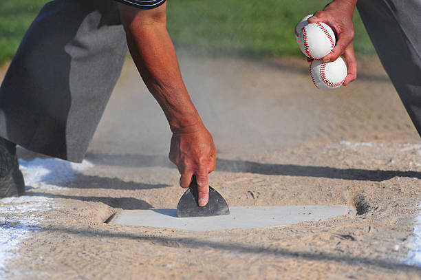 czyszczenie tarczy domu - home base base plate baseball umpire zdjęcia i obrazy z banku zdjęć