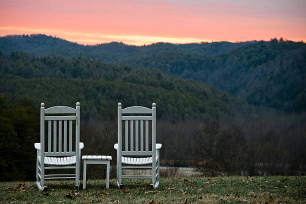 chaises et une table avec vue sur les collines au coucher du soleil - great smoky mountains great smoky mountains national park leaf autumn photos et images de collection