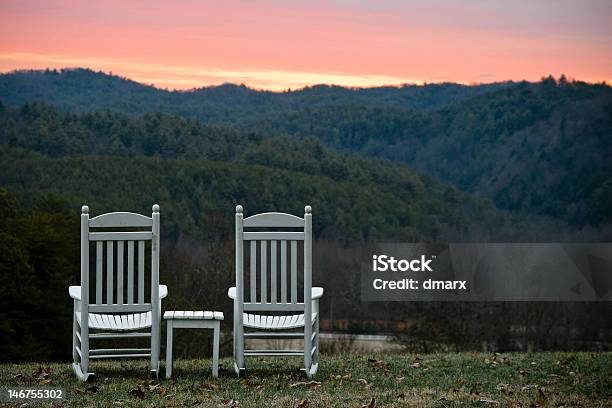 Cadeiras E Mesa De Supervisionar Hills Ao Pôr Do Sol - Fotografias de stock e mais imagens de Cadeira de Embalar