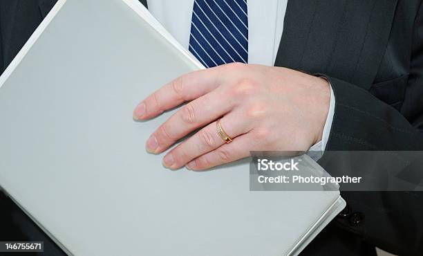 Biznesmen Gospodarstwa Folderu - zdjęcia stockowe i więcej obrazów Akta - Akta, Biuro, Biznes