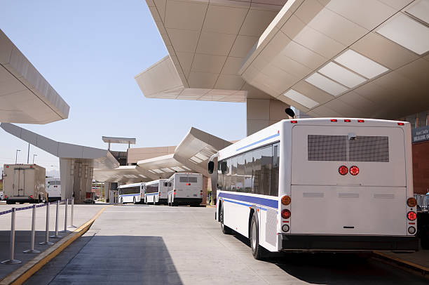 autocarro à espera de passageiros no aeroporto - bus station imagens e fotografias de stock