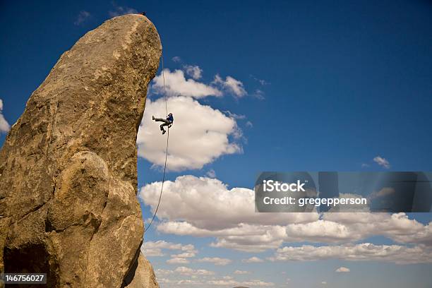 Rock Climber Discesa A Corda Doppia - Fotografie stock e altre immagini di A mezz'aria - A mezz'aria, Ambientazione esterna, Andare giù