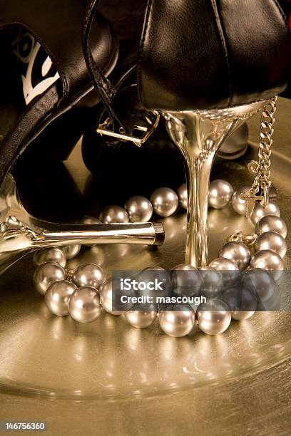 High Heel Schuh Und Perlen Auf Ein Tablett Stockfoto und mehr Bilder von Schmuckperle - Schmuckperle, Stiletto, Accessoires