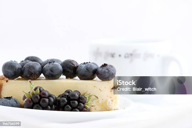 Torta Con Frutti Di Bosco E Caffè - Fotografie stock e altre immagini di Alimentazione sana - Alimentazione sana, Bacca, Bianco