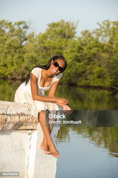 Bella Giovane Afroamericana Donna - Fotografie stock e altre immagini di Acqua - Acqua, Adulto, Albero