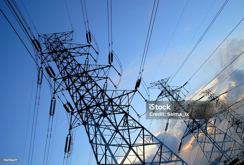 Torre de conducción eléctrica - Foto de stock de Azul libre de derechos